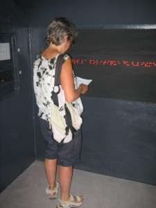 Visiteuse apprenant le braille