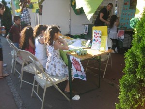 Enfants composant des mots en braille