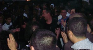 H.K prend un bain de foule