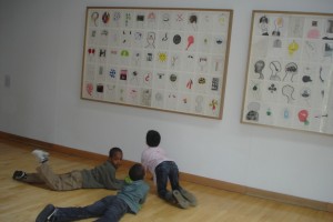 Devant l'oeuvre de Barthélémy Toguo