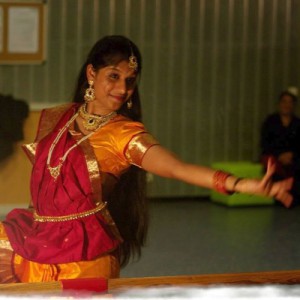 Anitha, en répétition avant un spectacle