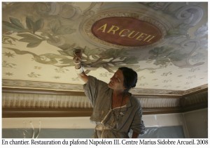 Catherine Burgues repeint le plafond Napoléon 3 de l'ancien hotel de ville d'Arcueil