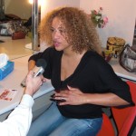 Mariana Ramos dans les loges avant son concert d'Arcueil en 2008