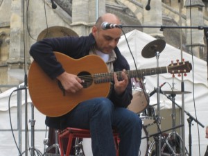 Angelo Guarino à la guitare fingerstyle