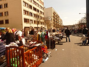 Parmi les objets recherchés, les vêtements d'enfants ont eu du succès.