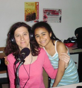Lisa avec sa fille dans le studio d'OTORADIO