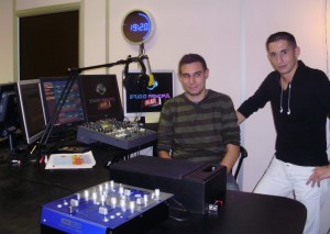 Steve (à droite) dans son studio radio