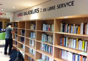 Nouveauté de la rentrée 2013 : les livres baladeurs en libre service à l'entrée de la médiathèque