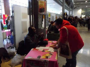 Adi et un visiteur sur le stand Otoradio